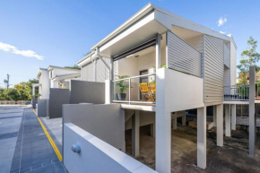 Spacious Renovated Townhouse with Free Parking
